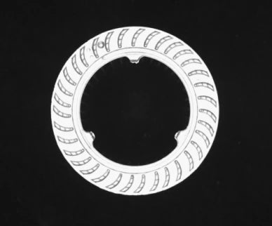 Source monochrome capture of a white moulded rotor ring under a blue shadowless ring light: curved blade openings all round and three notches on the inner edge. Complete capture, not retouched.