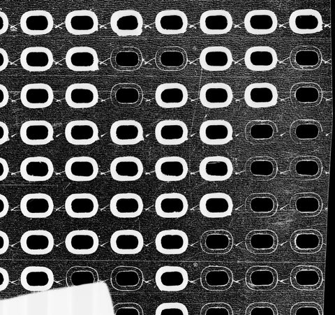 The source capture shows repeated oval boundaries with bright rims and dark centres. Several positions have visibly different boundary contrast; the sheet does not define a pass/fail threshold.
