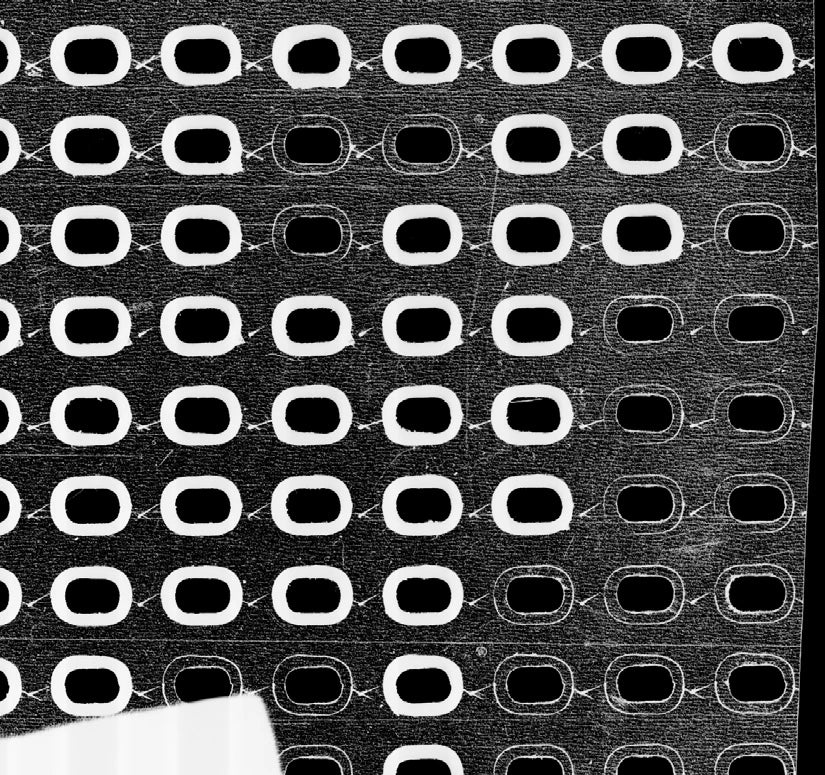 The source capture shows repeated oval boundaries with bright rims and dark centres. Several positions have visibly different boundary contrast; the sheet does not define a pass/fail threshold.